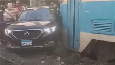 تصادم ترام مع سيارة ملاكي على مزلقان محطة بالإسكندرية