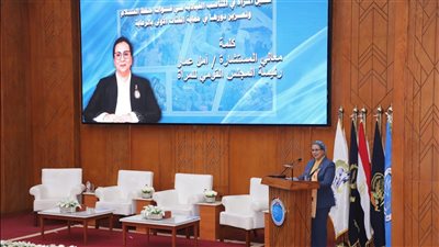 المستشارة أمل عمار تشهد ندوة 