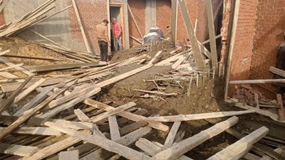 الحملات مستمرة ليل نهار.. إزالة أعمدة بناء مخالفة بدمنهور