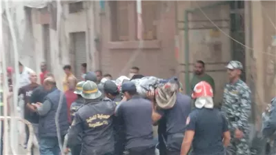 انتشال جثمان شاب من أسفل عقار الجمرك المنهار فى الإسكندرية