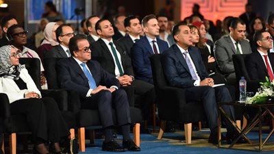 رئيس الوزراء ونائبه لشئون التنمية البشرية يشهدان جلسة حوارية في مؤتمر PHDC'25