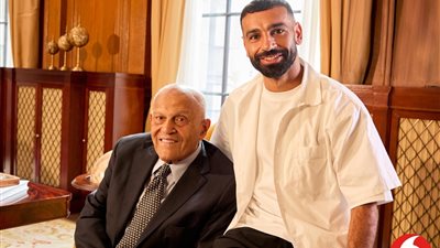لقاء تاريخي يجمع مجدي يعقوب ومحمد صلاح.. رسالة ملهمة للأجيال من ڤودافون