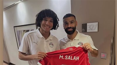 معسكر المنتخب.. محمد صلاح يهدي قميص ليفربول لنجوم الفراعنة الجدد