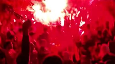 بالشماريخ والألعاب النارية .. الآلاف من أهالى العزيزية يحتشدون لاستقبال 