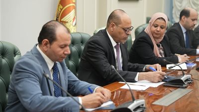 وزير العمل يبحث مع وفد البنك الدولي سبل التعاون في تنفيذ الاستراتيجية الوطنية 