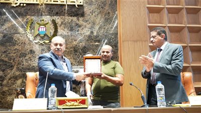 محافظ أسيوط يكرم مدير وحدة الإنقاذ السريع لجهوده في تطوير منظومة النظافة