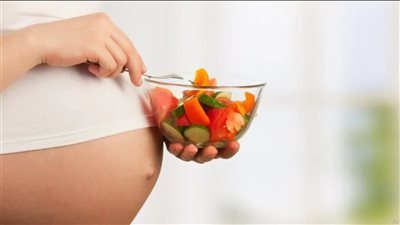 ما هي الأطعمة المناسبة للمرأة خلال فترة الحمل؟.. السلمون والموز أبرزها