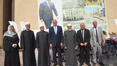 محافظ الغربية بالتعاون مع مؤسسة صناع الخير يوزع كراسي كهربائية وأطرافًا صناعية