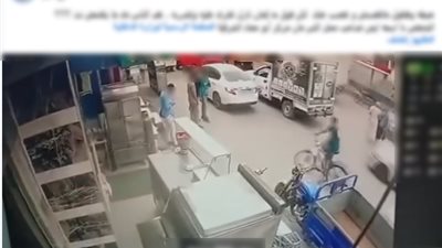 صاحب محل يتعدى على طالب بالضرب بسبب الخلاف على اولوية المرور بالشرقية 