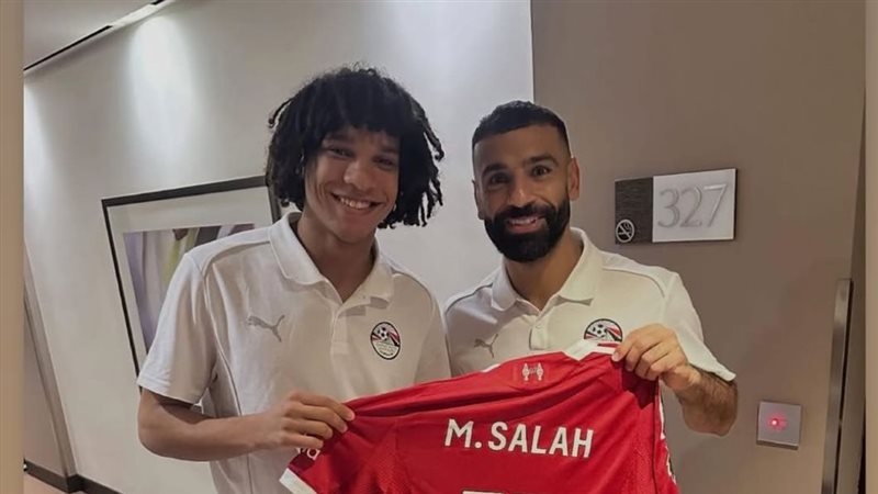 محمد صلاح يهدي قميص