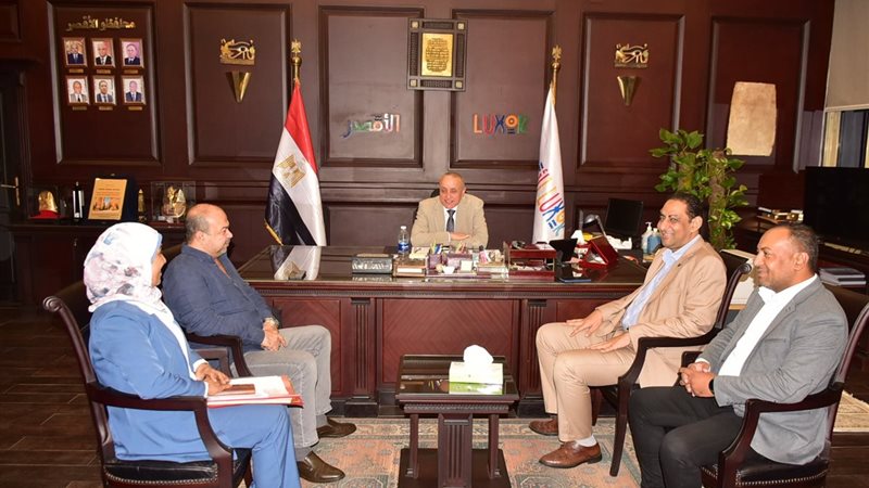 محافظ الأقصر يبحث