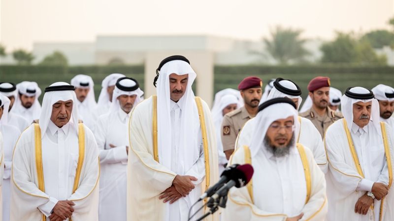 أمير قطر يؤدي صلاة