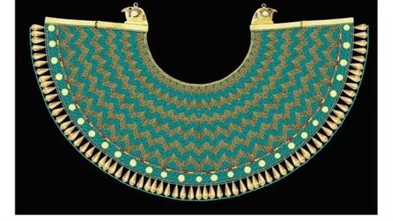 إحدى قلادات الملك