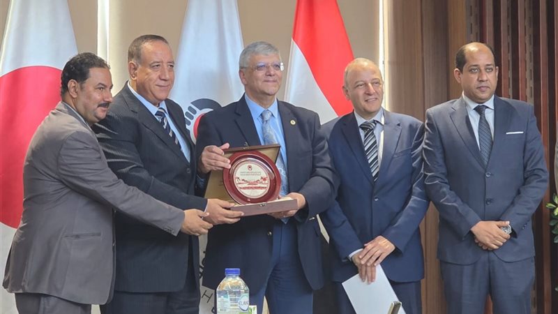 اهداء درع الجامعة