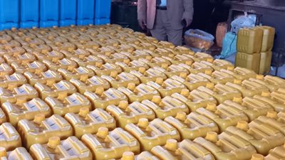 وكيل تموين دمياط يضبط 8900 عبوة شحم منتهية الصلاحية