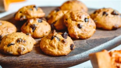 كوكيز اليقطين بالقرفة والزنجبيل.. نكهة دافئة لموسم الخريف والشتاء 	