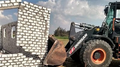  إزالة فورية لمزرعة دواجن تحت الإنشاء مقامة على أرض زراعية بأبوصوير