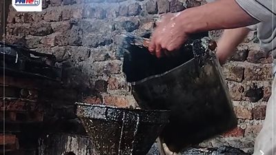 تعرف علي مراحل تصنيع العسل الأسود في عصارات القصب بقنا | صور