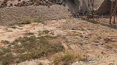 تزامنا مع استعدادات السيول.. أهالي قنا يستغيثون من إلقاء مخلفات بـ مخر المعنا