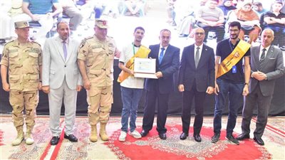محافظ أسيوط ومدير إدارة التجنيد والتعبئة يشهدان احتفالية تسليم شهادات الإعفاء 