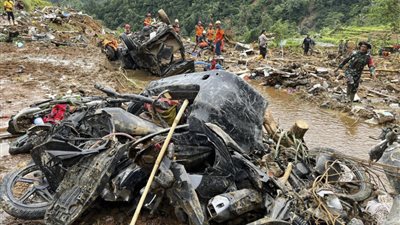 انهيار أرضي في إندونيسيا يقتل شخصين ويخلف 21 مفقودا