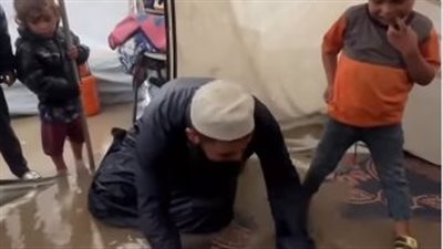 مياه الأمطار تغرق خيام الفلسطينين وأهالي غزة يصرخون | فيديو