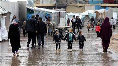 عاصفة قوية مصحوبة بأمطار عاتية تضرب قطاع غزة وتغرق الخيام l فيديو