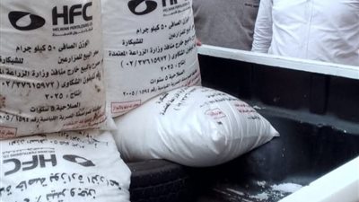 ضبط سيارة محملة بسلع غذائية بتاريخ لاحق وسماد مدعم ببا 