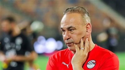 تبادل الدروع بين منتخب مصر و أوزبكستان قبل مواجهة المنتخبين ببطولة العين 