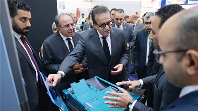 وزير الصحة يتفقد معرض «سمارت هيلث جيت» وجناح التنمية البشرية