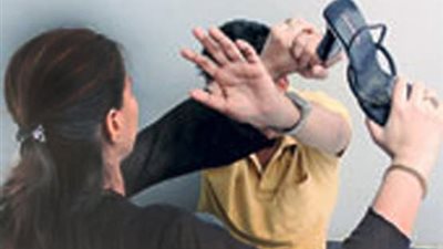 30% من السيدات يضربن الأزواج.. استشاري نفسي يعلن مفاجأة