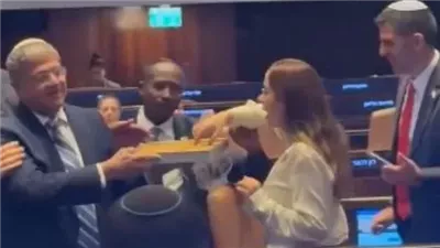 محللة لنيوز رووم: توزيع الحلوى احتفالا بقانون إعدام الفلسطينيين استفزاز صارخ 