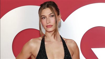 هايلي بيبر تخطف الأضواء بحفل جوائز GQ لرجال العام 2025