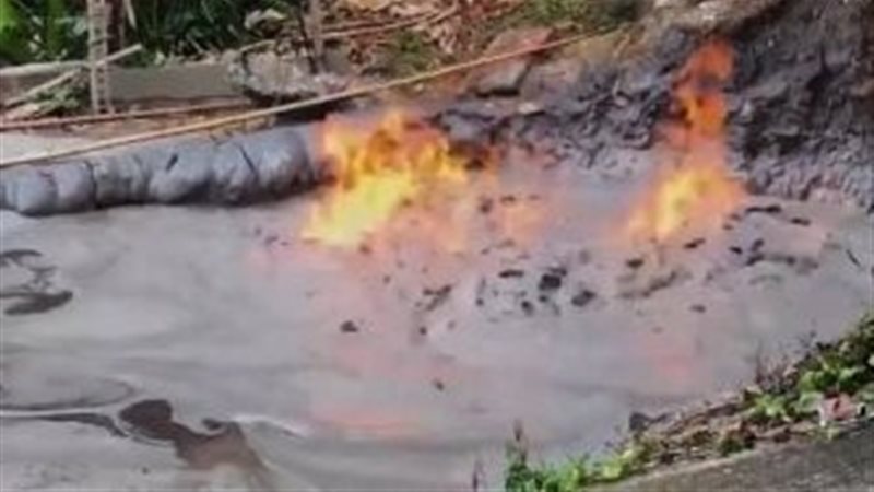 ثوران بركان طيني