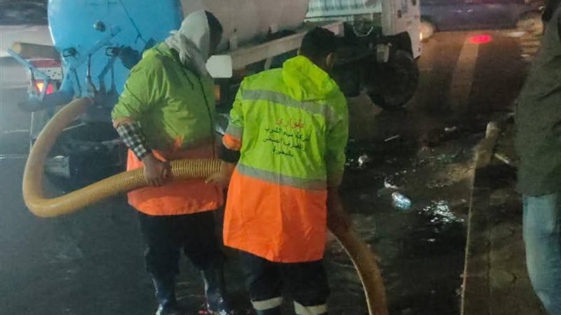 مياه البحيرة تنتشر