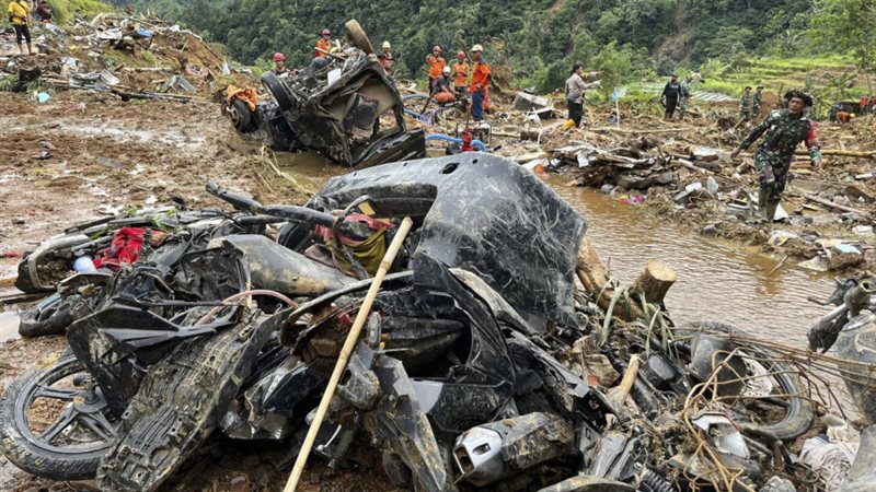 انهيار أرضي في إندونيسيا