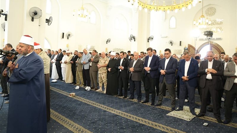 صلاة الجمعة بمسجد