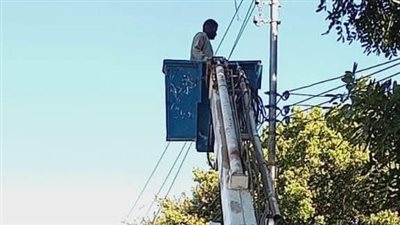 حملة اصلاح وصيانة لتصليح كشافات أعمدة الانارة بعدة مناطق متفرقة بناطق القرية ف