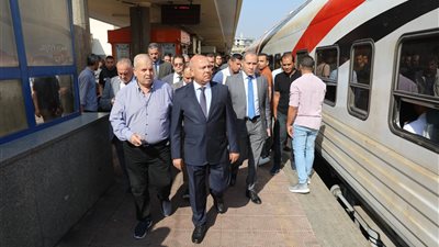 كامل الوزير يغادر محطة مصر بعد تكريم طوائف التشغيل وتفقدأرصفة السكة الحديد|خاص