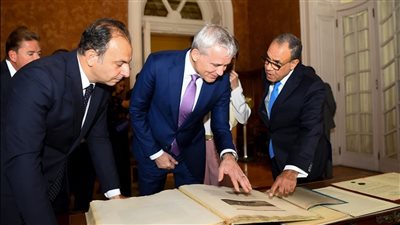 وزير الخارجية يؤكد اهتمام الدولة باسترداد جميع القطع الأثرية المصرية