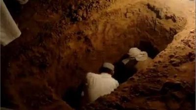 ما حكم دفن الميت ليلًا؟ وما المقصود بالنهي الوارد عنه في الأحاديث النبوية؟