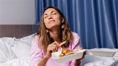 النوم بعد الأكل .. شائعة أم حقيقة تؤدي إلى السمنة؟