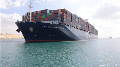 الفريق أسامة ربيع: قناة السويس تشهد عبور سفينة الحاويات CMA CGM HELIUM 