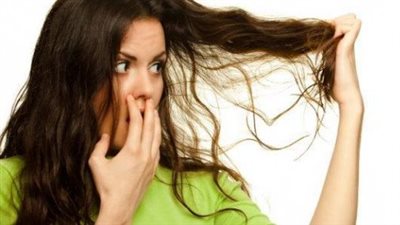 لماذا يظهر «رائحة كريهة» في شعرك بعد الغسل؟ أهم 10 أسباب وحلول فعالة