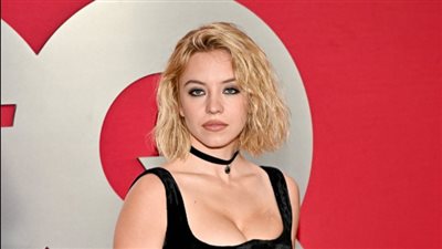 سيدني سويني بإطلالة جذابة باللون الأسود من فيرساتشي 