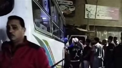 انحراف ميكروباص عن مساره واصطدامه بكشك في شبرا الخيمة 