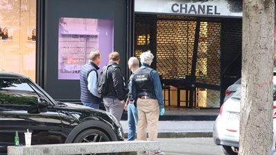 بسبب شجاعة حارس الأمن.. فشل سرقة متجر شانيل في باريس