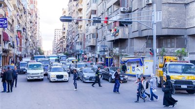 بعد جولة محافظ الإسكندرية بالفلكي.. تركيب الإشارة المرورية الجديدة