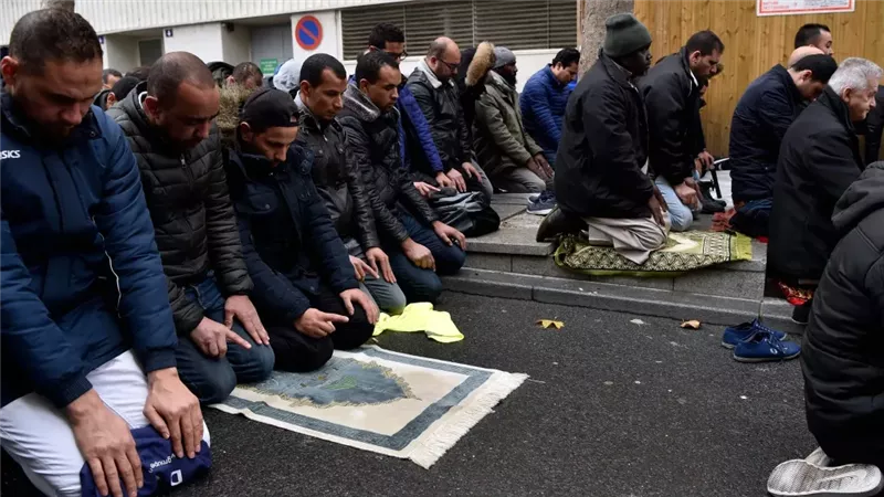 أمريكي يعتدي على