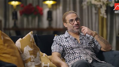 عبودية الشاشة السوداء.. أحمد فهمي: السوشيال ميديا دمرت حياتنا اليومية|فيديو 